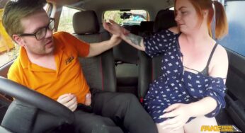 Sahte direksiyon hocası arabada ateşli kızılı arkadan deliyor